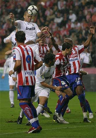 Pepe cabecea durante el partido frente al Sporting.