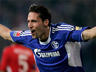 Kuranyi marcó el primero y el tercero del Schalke.