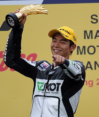Aoyama sonre en el podio de Malasia.