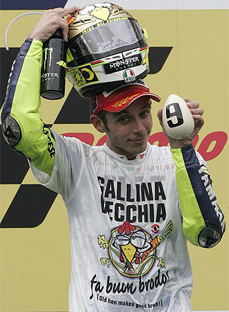 Rossi celebra de esta forma tan peculiar su noveno ttulo de campen del mundo.