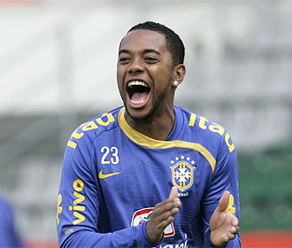 Robinho se lo pasa en grande en un entrenamiento de la selecci�n brasile�a.
