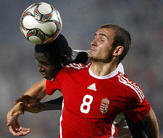 El hngaro Andras Simon pelea por un baln con un jugador de Ghana durante la semifinal del Mundial de Egipto sub-20