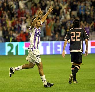 Diego Costa celebra su gol en presencia de Juan Rodríguez.