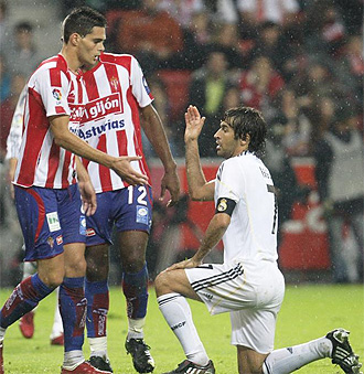 Raúl, en el suelo durante el Sporting-Real Madrid