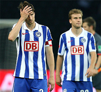 Jugadores del Hertha se lamentan por una derrota.