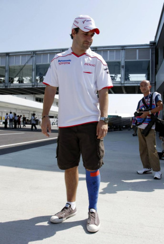 El alemán Timo Glock, con la pierna vendada después de su accidente en Japón.