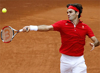 Roger Federer golpea una bola.