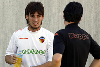 Silva habla con Emery durante un entrenamiento