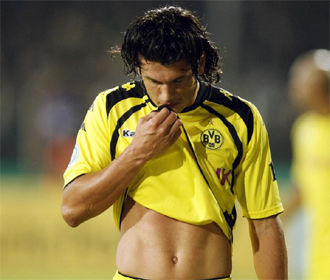 Valdez, del Borussia Dortmund, tocado tras la eliminación.
