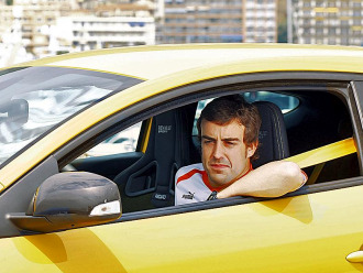 Alonso, durante una sesión de fotos con el nuevo Megane en Mónaco.