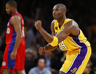 Kobe Bryant celebrando una canasta contra los Clippers