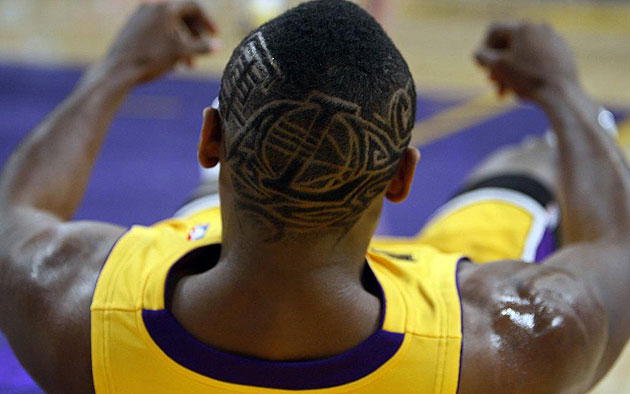 Ron Artest exhibiendo su original y nuevo peinado durante el partido que enfrent a los Lakers contra los Clippers