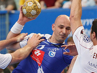 Dominikovic intenta armar el brazo.