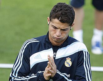 Cristiano Ronaldo, pensativo, durante un entrenamiento del Real Madrid en Valdebebas.