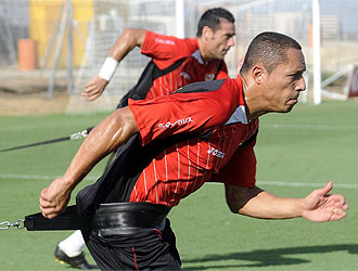 Palop y Adriano se ejercitan en un entrenamiento.