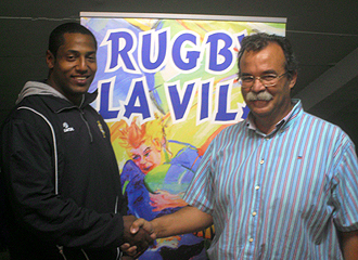 El sudafricano Edlyn Serge en la presentacin como nuevo jugador de La Vila, junto al presidente Ignacio Dvila