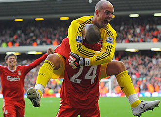 Pepe Reina celebrando un gol del Liverpool