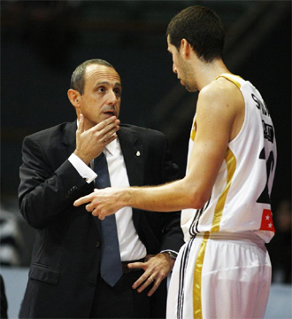 Vidal charla con Messina durante un partido.