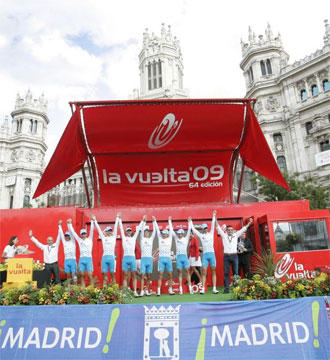 El equipo Xacobeo Galicia en la Plaza de Cibeles al finalizar la Vuelta 09