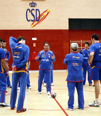 Alvaro Rivera da instrucciones a sus jugadores durante un entrenamiento