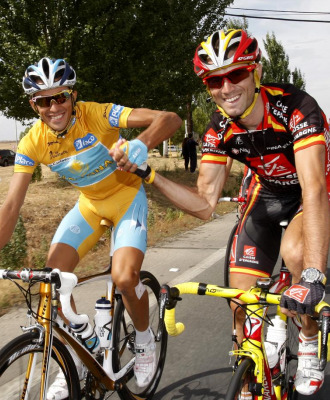 Alberto Contador y Alejandro Valverde se saludan en la Vuelta a Espaa de 2008.