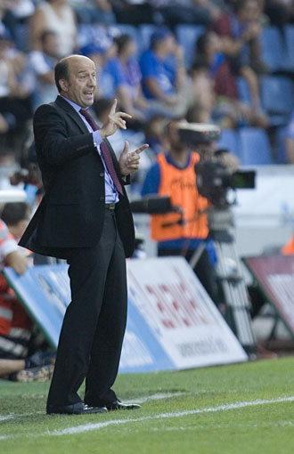 Miguel ngel Lotina da instrucciones durante un choque del Deportivo.