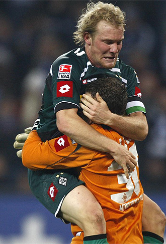 Tobias y Bailly celebran un gol ante el Hamburgo