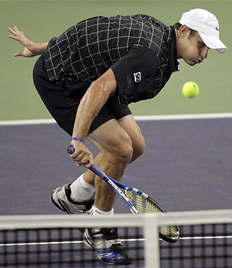 Roddick volea durante un partido en el Masters de Shanghai