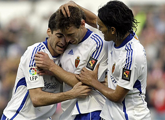 Los jugadores del Zaragoza celebran el segundo tanto
