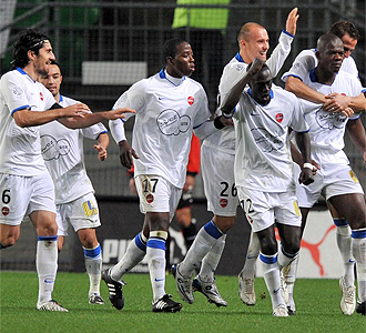 Los jugadores del Valenciennes celebran un gol.