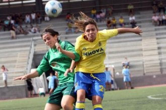 Irene Sampietro, ariete del Lagunak, salta con una jugadora de Las Palmas.
