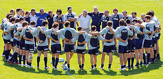 Los 'Pumas' argentinos, en la imagen durante una charla antes de un entrenamiento, tendrn sensibles bajas en su gira de otoo por las Islas Britnicas