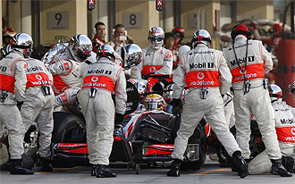 Hamilton entra a repostar en el 'box' de McLaren durante el Gran Premio de Abu dhabi.