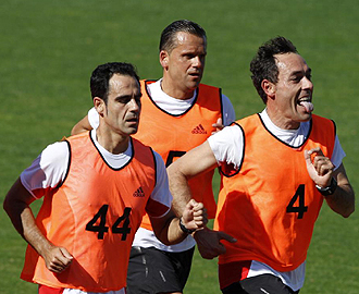 Velasco Carballo y Mu�iz Fern�ndez, en la imagen junto a P�rez Burrull, pitar�n esta jornada en la Europa League
