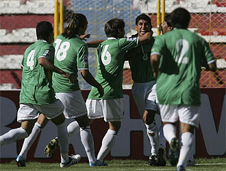 Los jugadores de Bolivia celebran un gol ante Brasil en La Paz.