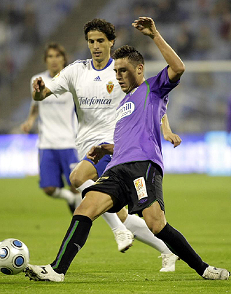 Iván González, que esta semana debutó en la Copa con el Málaga frente al Zaragoza, en la imagen ante Jorge López, marcó el gol de la jornada en Tecera división