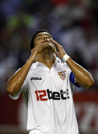 Renato se lamenta de una ocasión fallada con el Sevilla.