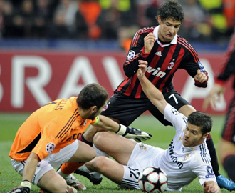 Casillas, Xabi Alonso y Pato, durante un accin en la primera mitad.