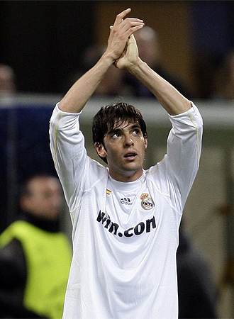 Kaká saluda al público del Milan