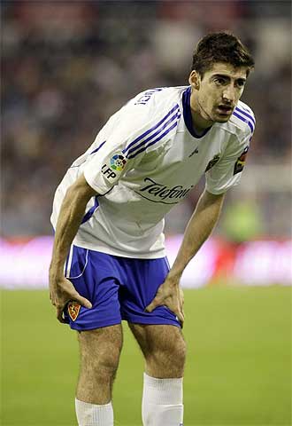 Arizmendi se lleva la mano a la pierna en el partido frente al Almera.
