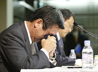 El presidente de Toyota, Akio Toyota, romper a llorar al anunciar el adis de su escudera a la Frmula 1.
