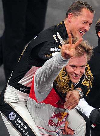 El sueco Mattias Ekstrom, ganador de la prueba, lleva a caballito a Schumacher.