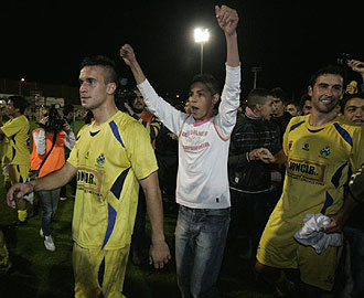 Jugadores y aficionados del Alcorcón celebran la goleada al Madrid