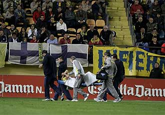 Joseba Llorente abandona en camilla el terreno de juego de El Madrigal.