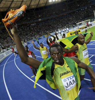 Bolt celebra junto a su compañero de equipo Asafa Powell la victoria en el 4x100 en Berlín