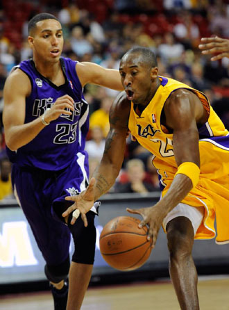 Kevin Martin defiende a Kobe Bryant