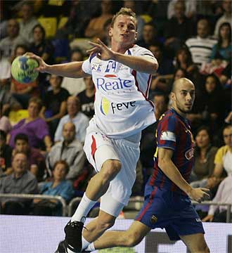 Una acción del partido de la Liga ASOBAL entre el Barcelona y el Ademar León.
