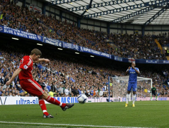Gerrard golpea el baln en un Chelsea-Liverpool disputado en Stamford Bridge
