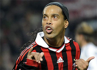 Ronaldinho celebra un gol contra el Madrid.