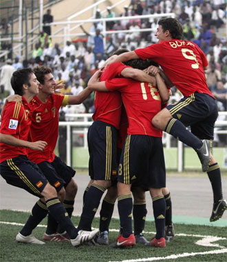Los jugadores de la selección sub 17 celebran uno de los goles de Sergi Roberto